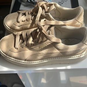 Puma womens Platform Sneakers. Beige suede. Size 7.